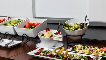 Daily buffet breakfast (PLN 65 per person)