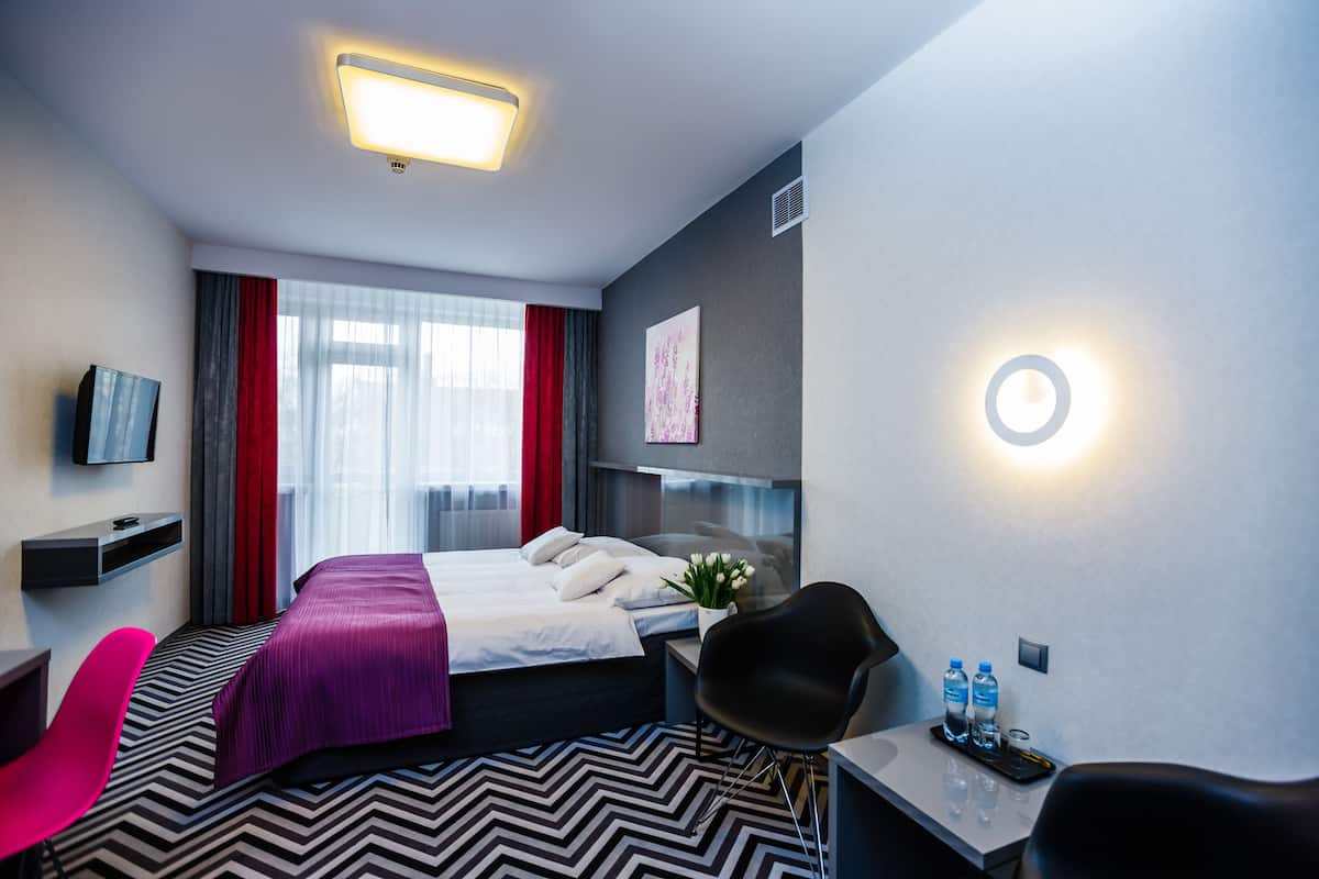 Classic Double Room, 1 Double Bed | Living area | 28-inch flat-screen TV with cable channels, TV