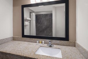 Combined shower/tub, hair dryer, towels