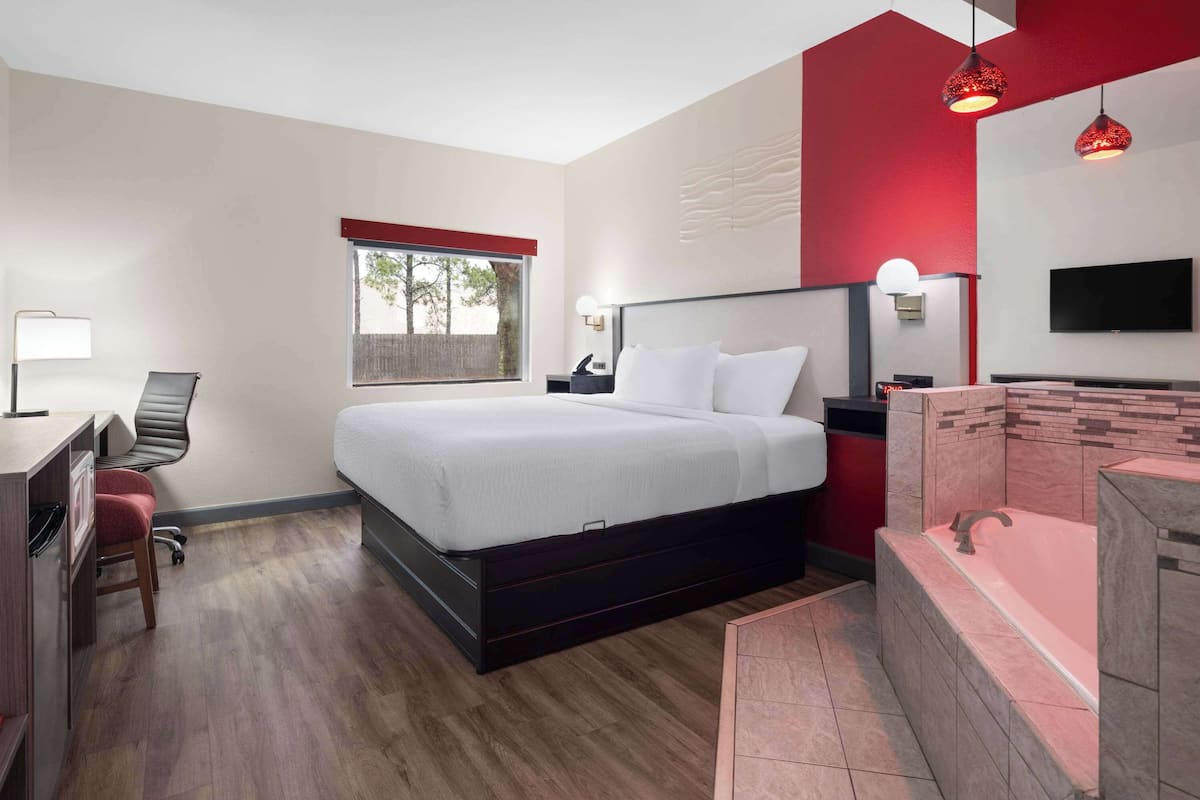 Studio Suite, 1 King Bed, Non Smoking | In-room safe, desk, iron/ironing board, free cots/infant beds