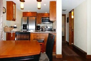 Condo, vista para a montanha (Rockies Condominiums - R2408) | Cozinha privada | Geladeira grande, micro-ondas, fogão, cooktop