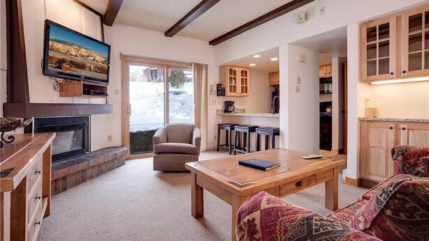 คอนโด, เตียงคิงไซส์ 1 เตียง และโซฟาเบด, วิวภูเขา (Rockies Condominiums - R2205) | ห้องนั่งเล่น | ทีวี, เตาผิง