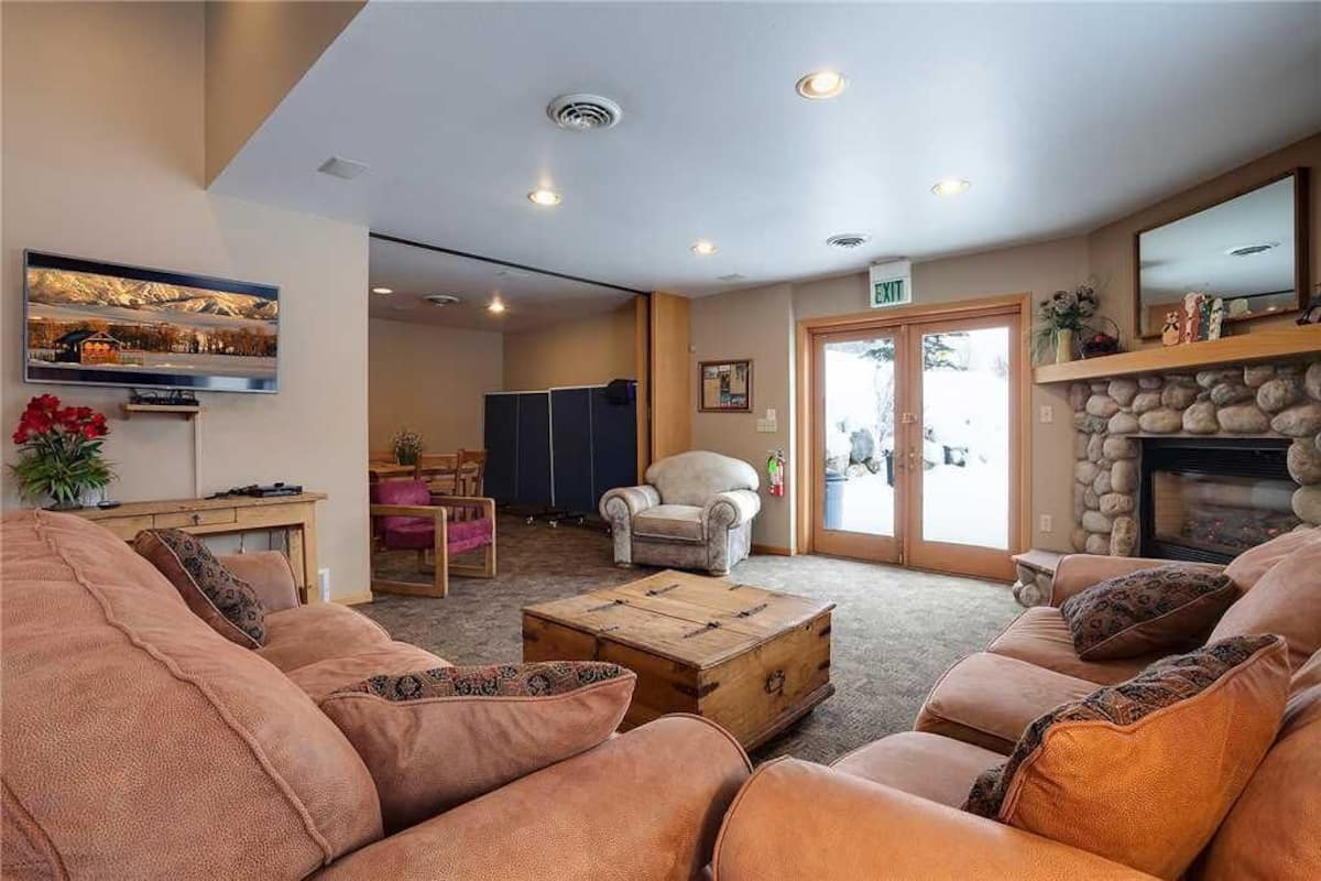 TV, fireplace