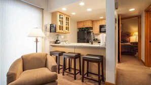 คอนโด, เตียงคิงไซส์ 1 เตียง และโซฟาเบด, วิวภูเขา (Rockies Condominiums - R2205) | ห้องนั่งเล่น | ทีวี, เตาผิง