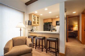 Condo, 1 cama King size y sofá cama, vista a la montaña (Rockies Condominiums - R2205) | Sala de estar | Televisión y chimenea