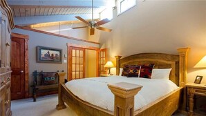 คอนโด (Rockies Condominiums - R2303) | เตารีด/โต๊ะรีดผ้า, Wi-Fi ฟรี, นาฬิกาปลุก, ห้องพักตกแต่งอย่างมีเอกลักษณ์