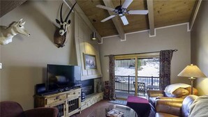 คอนโด (Rockies Condominiums - R2303) | ห้องนั่งเล่น | ทีวี, เตาผิง