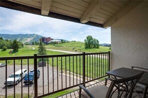 Condo (Rockies Condominiums - R2303) | Ban công