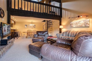 Condo, varias camas, vista a la montaña (Rockies Condominiums - R2232) | Sala de estar | Televisión y chimenea