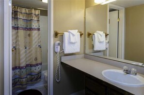Condo (Rockies Condominiums - R2303) | Phòng tắm | Buồng tắm vòi sen, đồ dùng nhà tắm miễn phí, máy sấy tóc, khăn tắm 