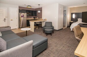 Studio, 1 King Bed with Sofa bed | In-room safe, desk, iron/ironing board, free WiFi