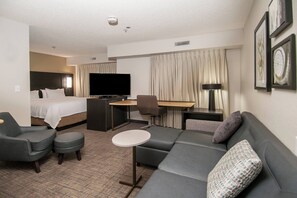 Studio, 1 King Bed with Sofa bed | In-room safe, desk, iron/ironing board, free WiFi