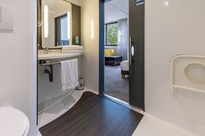 Habitación estándar, varias camas, con acceso para personas discapacitadas | Baño | Tina y regadera independientes y amenidades de baño ecológicas