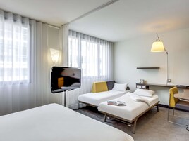 Ropa de cama de alta calidad y caja de seguridad en la habitación 