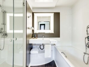 Separate tub and shower, eco-friendly toiletries, hair dryer, towels - Novotel Suites Paris Stade De France (Saint-Denis)