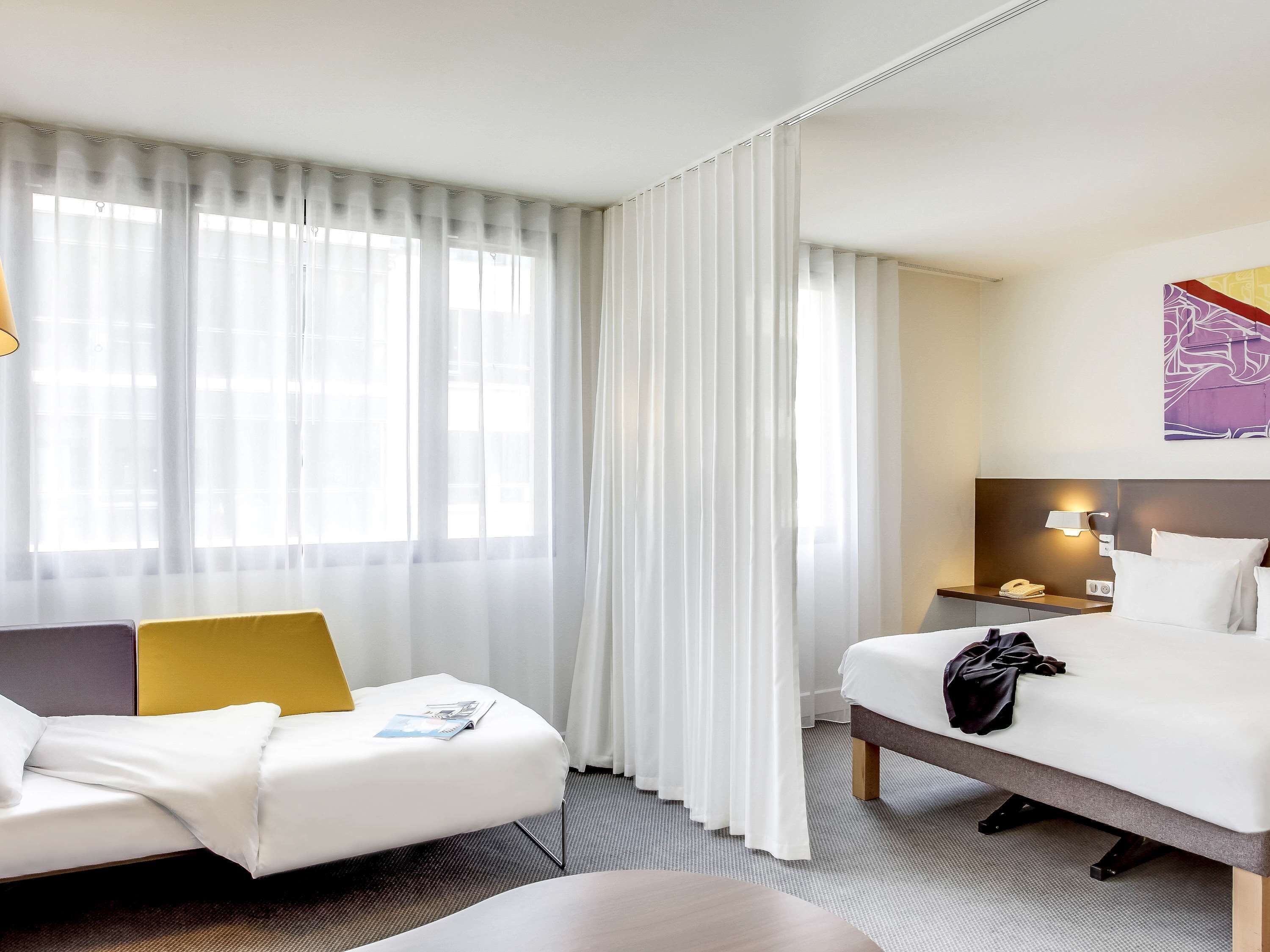 Suite superior, 1 cama doble con sofá cama | Ropa de cama de alta calidad, caja fuerte, escritorio y cortinas opacas