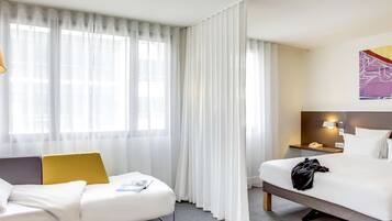Suite superior, 1 cama doble con sofá cama | Ropa de cama de alta calidad, caja fuerte, escritorio y cortinas opacas