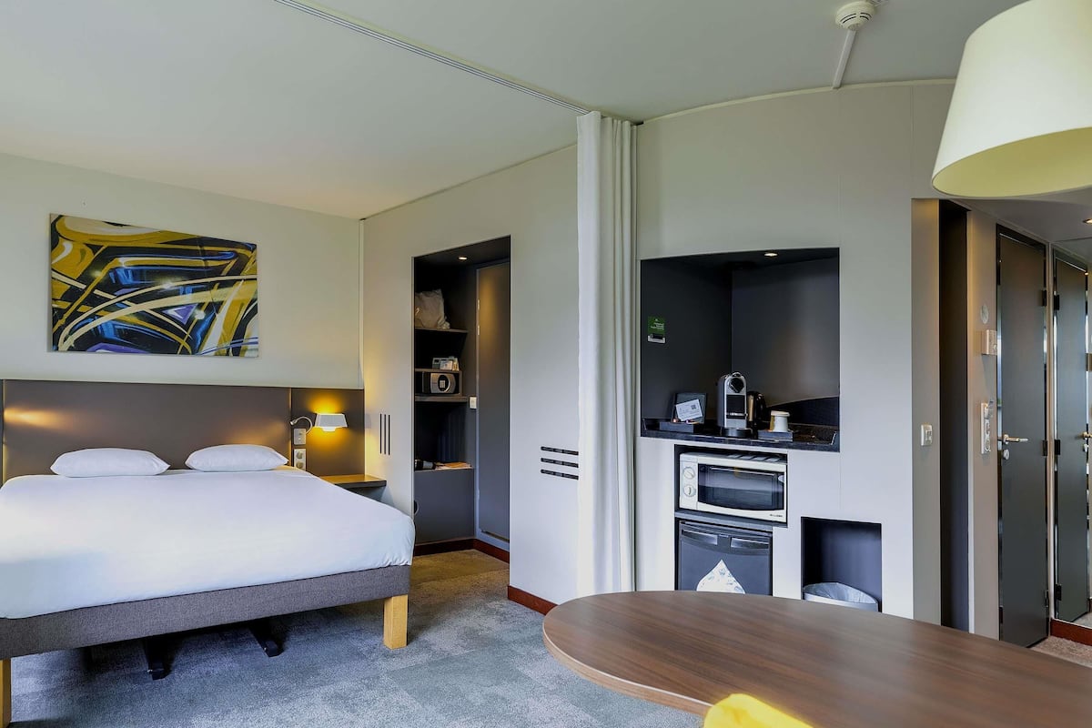 Superior suite, 1 tweepersoonsbed met slaapbank | Luxe beddengoed, een kluis op de kamer, een bureau