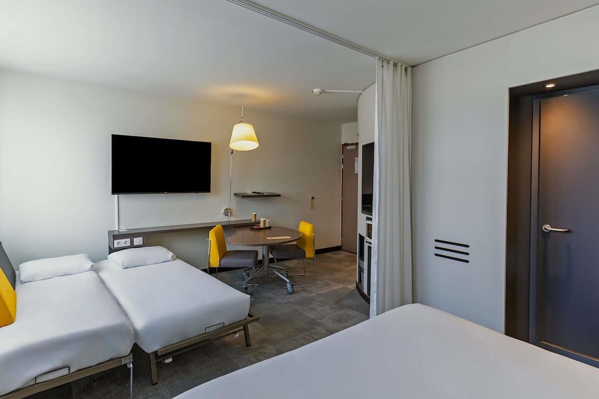 Superior suite, 1 tweepersoonsbed met slaapbank | Luxe beddengoed, een kluis op de kamer, een bureau