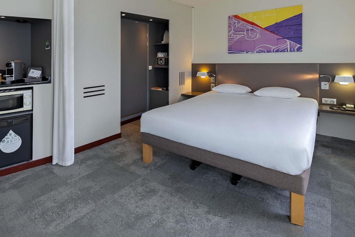 Superior Suite, 1 Double Bed with Sofa bed | Premium bedding, in-room safe, desk, blackout drapes