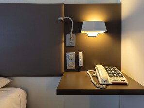 Kamar Standar, Beberapa Tempat Tidur, akses difabel | Seprai premium, brankas, meja kerja, dan tirai kedap cahaya