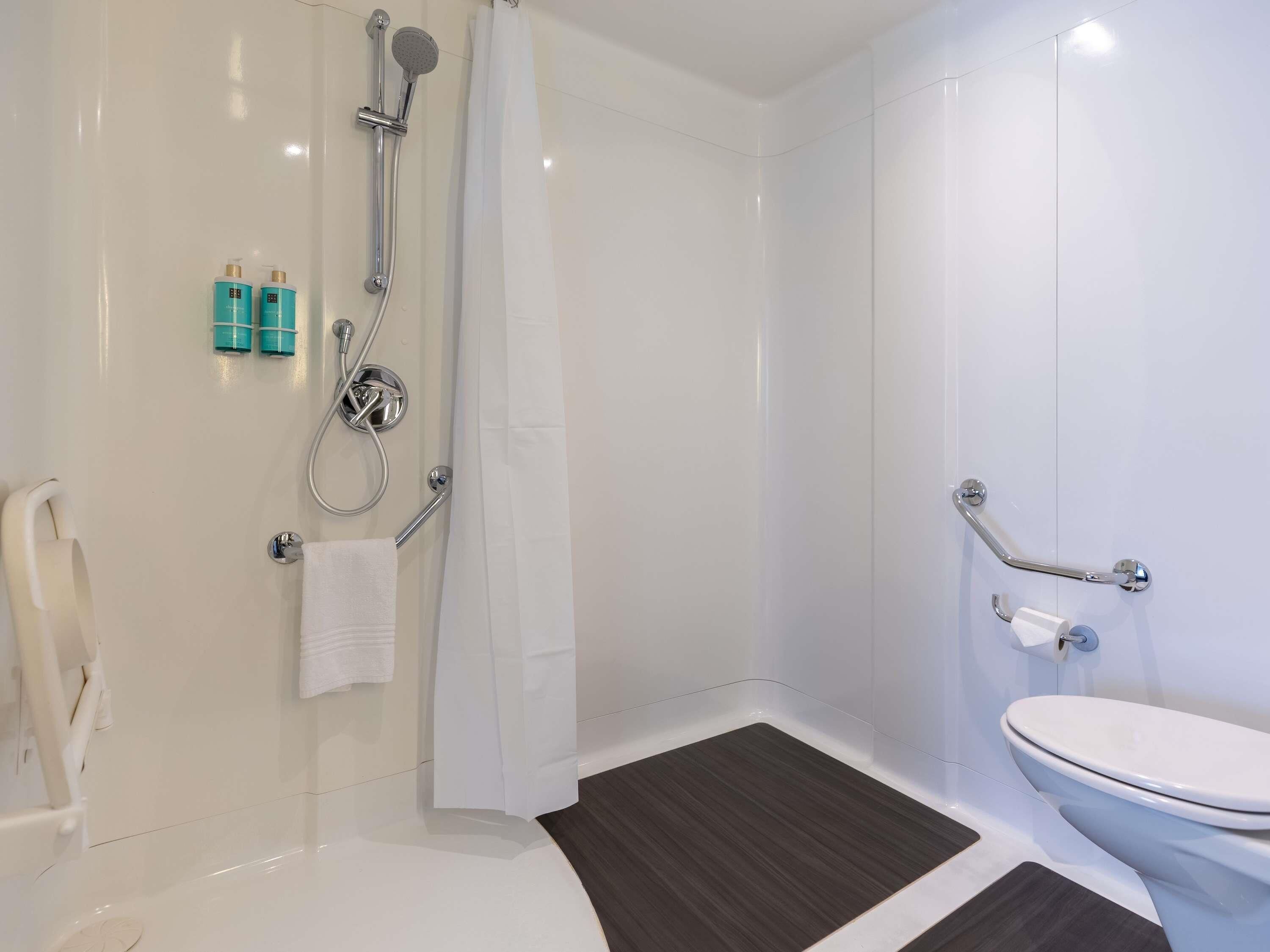 Standaard kamer, meerdere bedden, toegankelijk voor mindervaliden | Luxe beddengoed, een kluis op de kamer, een bureau