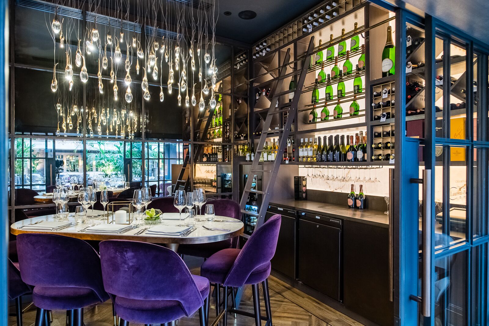 2 restaurants, breakfast, lunch, dinner served; british cuisine