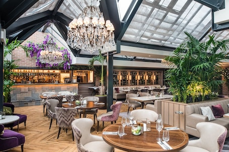 2 restaurants, breakfast, lunch, dinner served; British cuisine