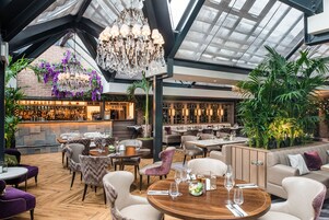 2 restaurants, breakfast, lunch, dinner served; British cuisine