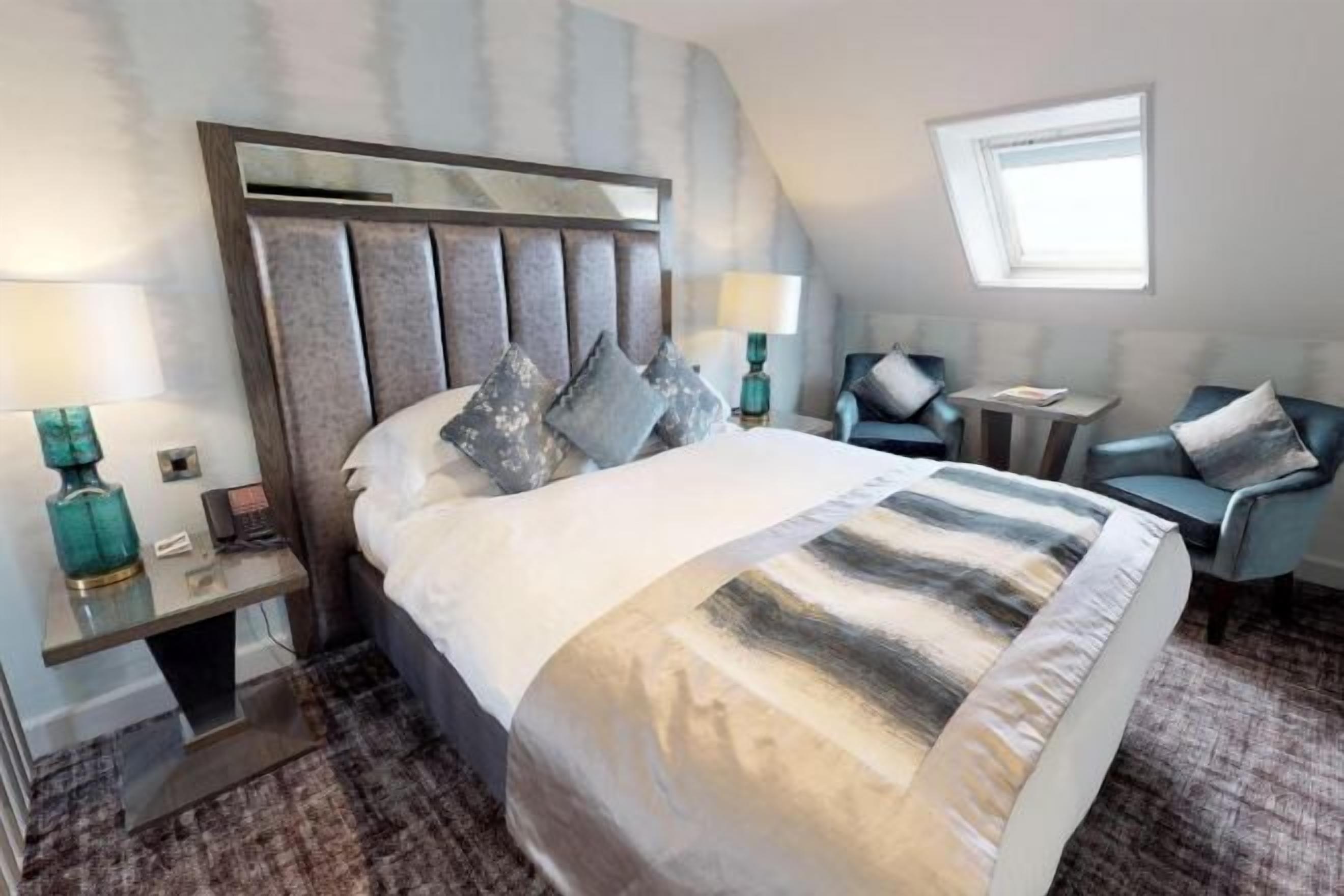 Literie hypoallergénique, bureau, rideaux occultants