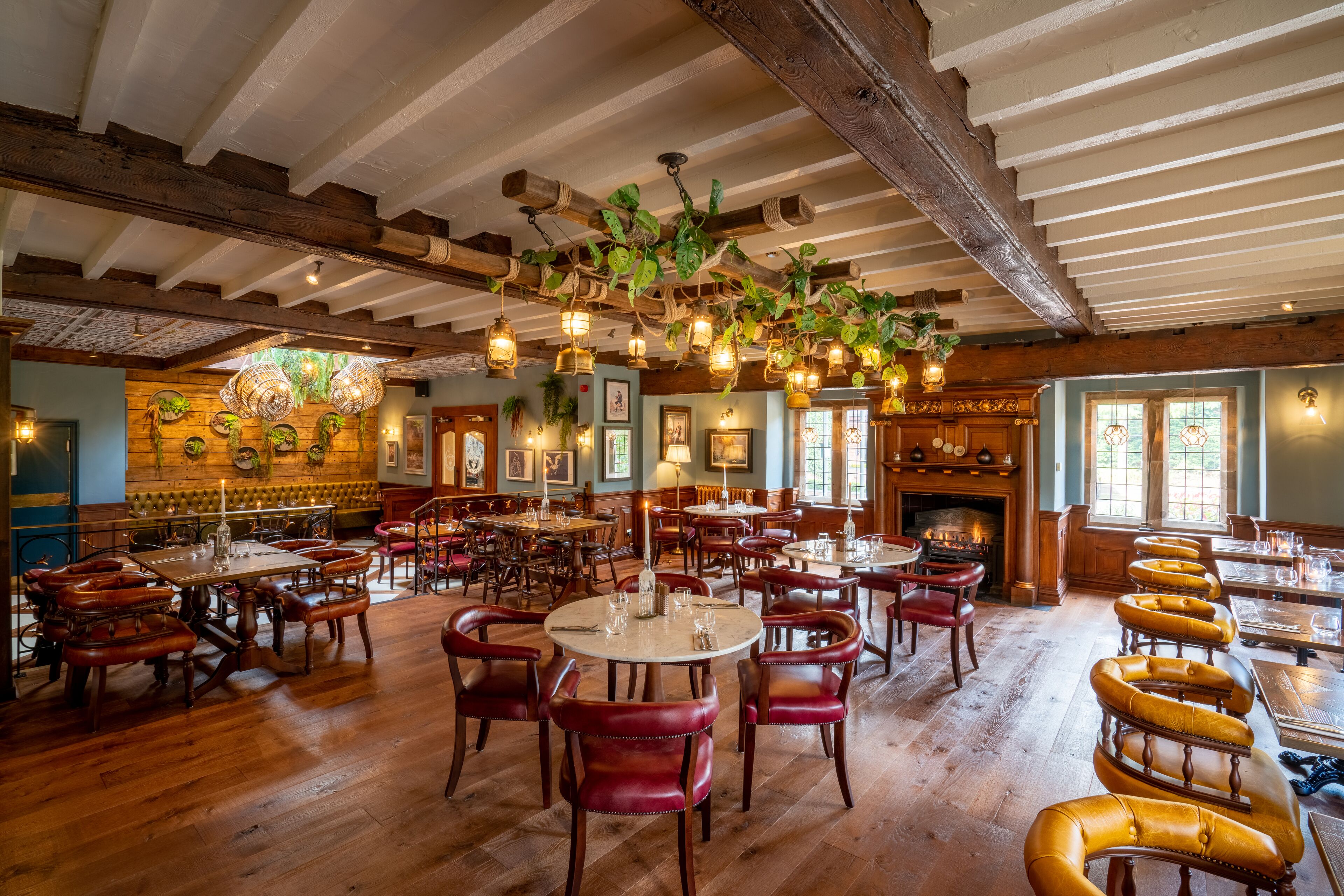 2 restaurants, breakfast, lunch, dinner served; british cuisine