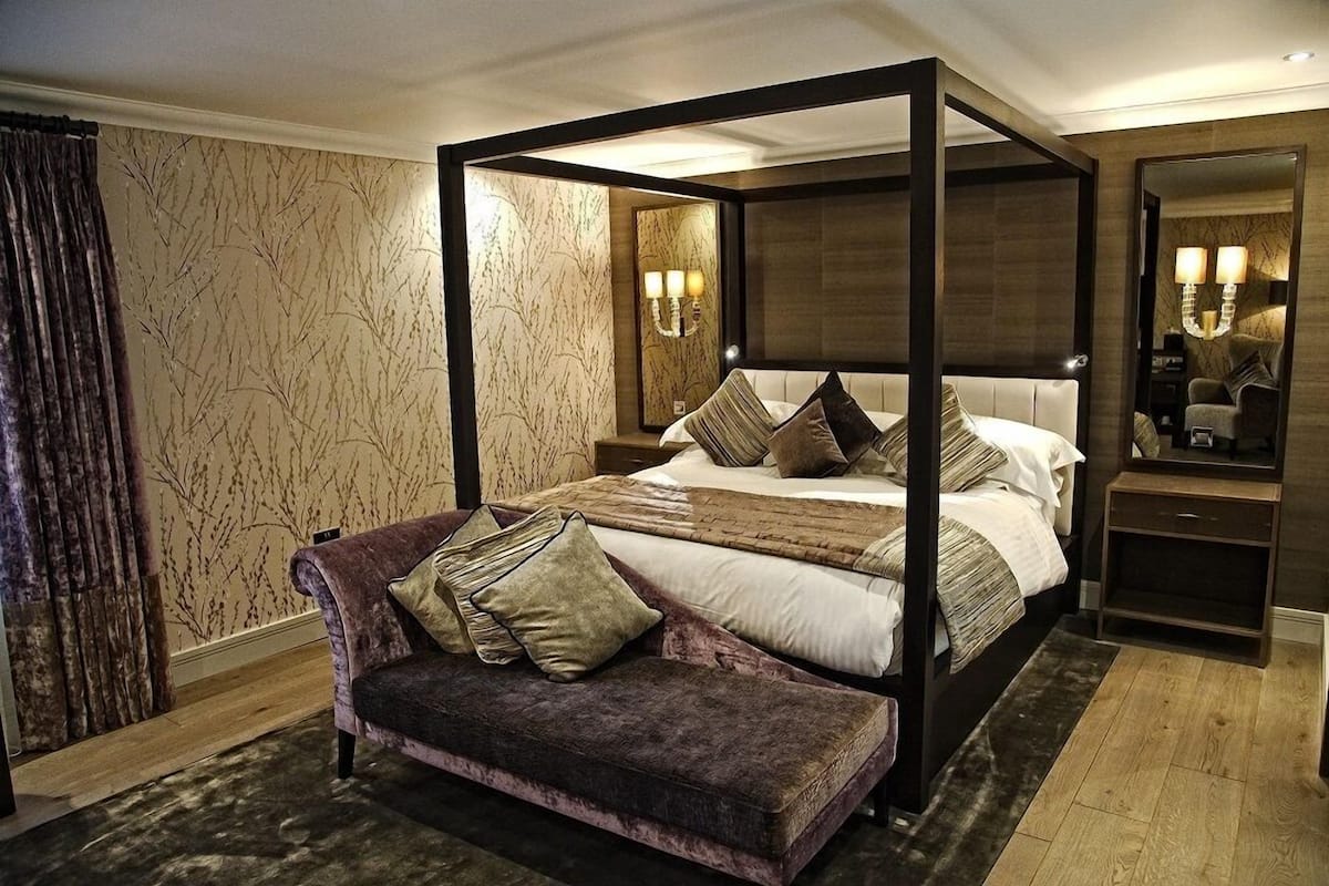 Chambre supĂ©rieure double | Literie hypoallergĂ©nique, bureau, rideaux dâobscurcissement