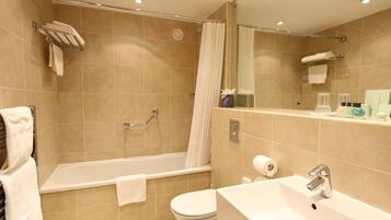 Un baño moderno con bañera, inodoro y lavamanos.