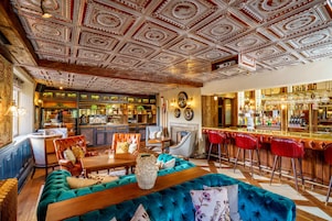 2 restaurants; breakfast, lunch, dinner, and brunch served