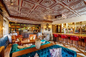 2 restaurants, breakfast, lunch, dinner served; British cuisine