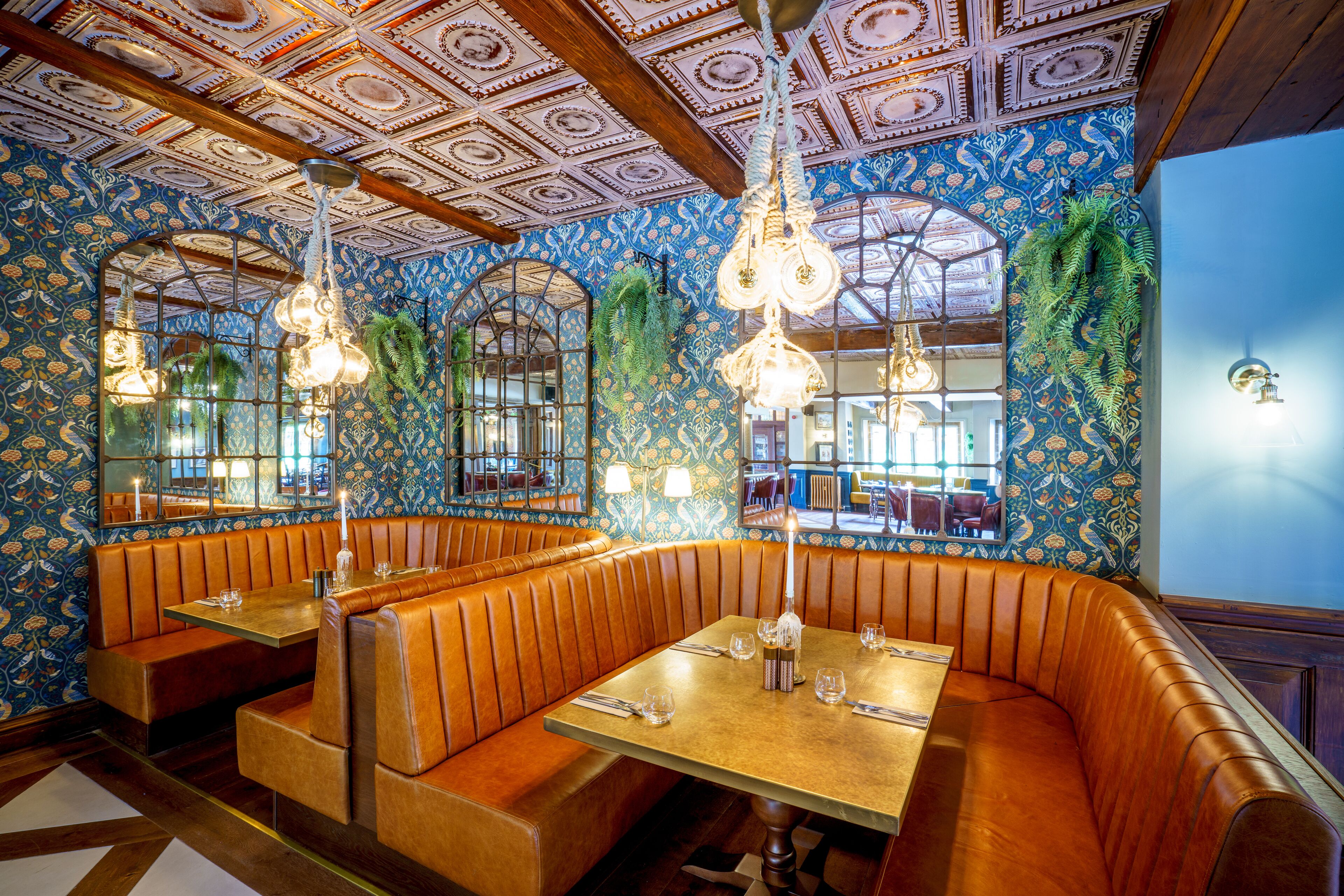 2 restaurants, breakfast, lunch, dinner served; british cuisine