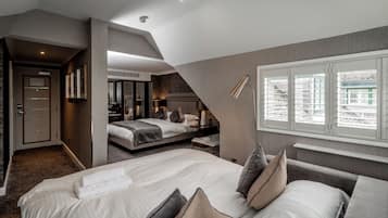 Habitación cuádruple Deluxe | Ropa de cama hipoalergénica, escritorio y cortinas blackout