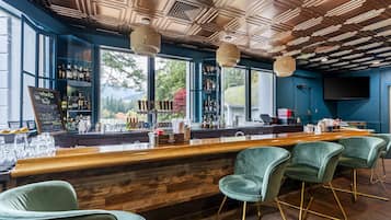 2 restaurantes, se sirve desayuno