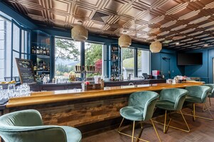 2 restaurantes, é servido café da manhã