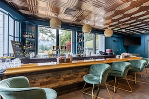2 restaurants, breakfast served