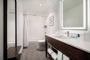 Combined shower/tub, free toiletries, hair dryer, towels