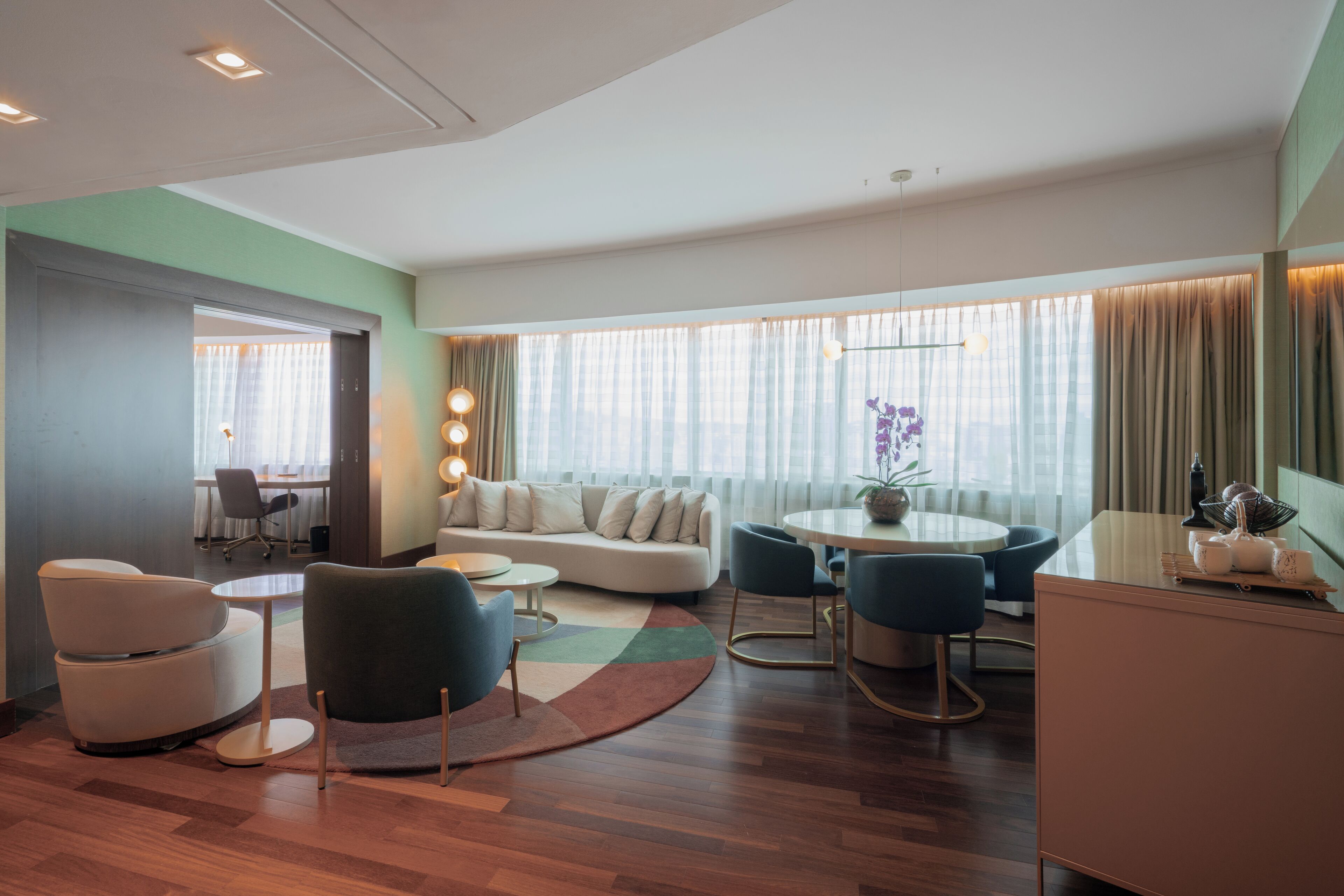 Suite, 1 Bedroom (Guaiba) | Minibar, in-room safe, desk, laptop workspace