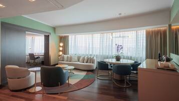 Suite, 1 Bedroom (Guaiba) | Minibar, in-room safe, desk, laptop workspace