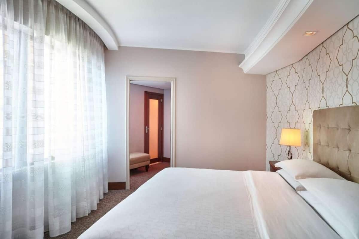 미니바, 객실 내 금고, 책상, 노트북 작업 공간