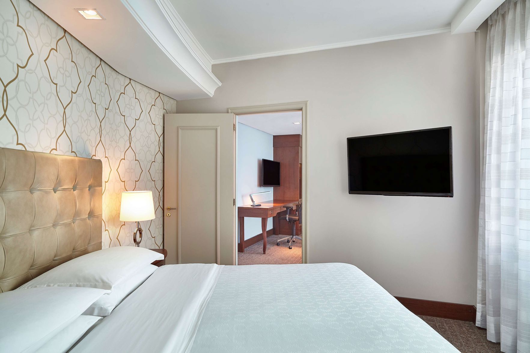 미니바, 객실 내 금고, 책상, 노트북 작업 공간