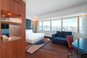 Deluxe Room, 1 King Bed | Minibar, in-room safe, desk, laptop workspace - Hilton Porto Alegre (Porto Alegre)