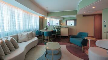 Suite, 1 Bedroom (Guaiba) | Minibar, in-room safe, desk, laptop workspace