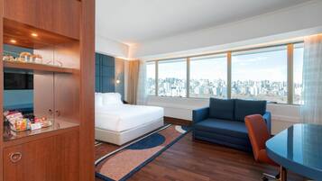 Quarto luxo, 1 cama King | Frigobar, cofres nos quartos, escrivaninha