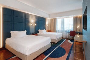 Minibar, in-room safe, desk, laptop workspace - Hilton Porto Alegre (Porto Alegre)