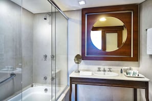 Deluxe-værelse - 1 kingsize-seng | Badeværelse | Designertoiletartikler, hårtørrer, håndklæder, Sæbe